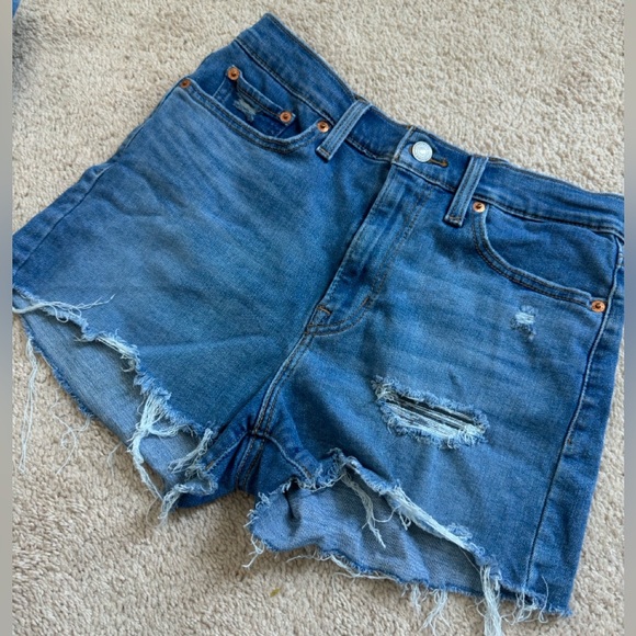 Levi’s High Rise Shorts - Picture 2 of 2